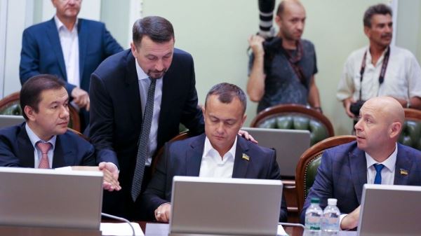 Украинские СМИ узнали о трехкратном скачке зарплат в партии Зеленского