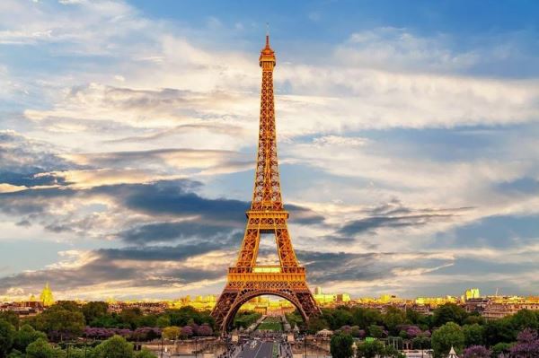 <br />
Зачем Эйфелеву башню в Париже решили перекрасить в золотой цвет?<br />
