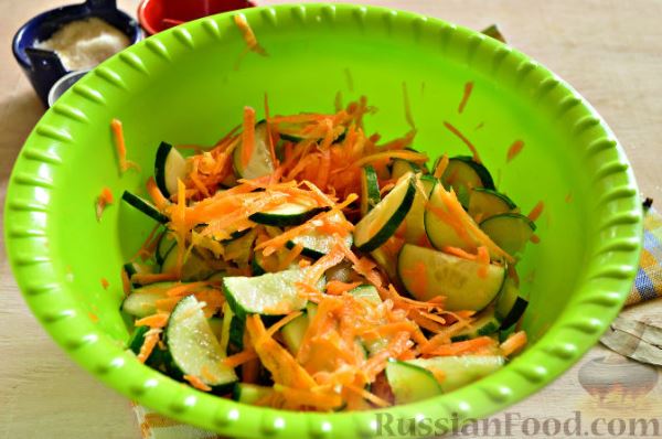 Маринованный салат из огурцов с морковью и чесноком