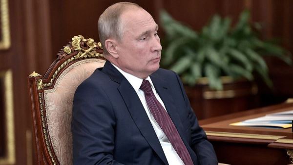 Путин напомнил о проблеме "крючкотворства" при начислении зарплат